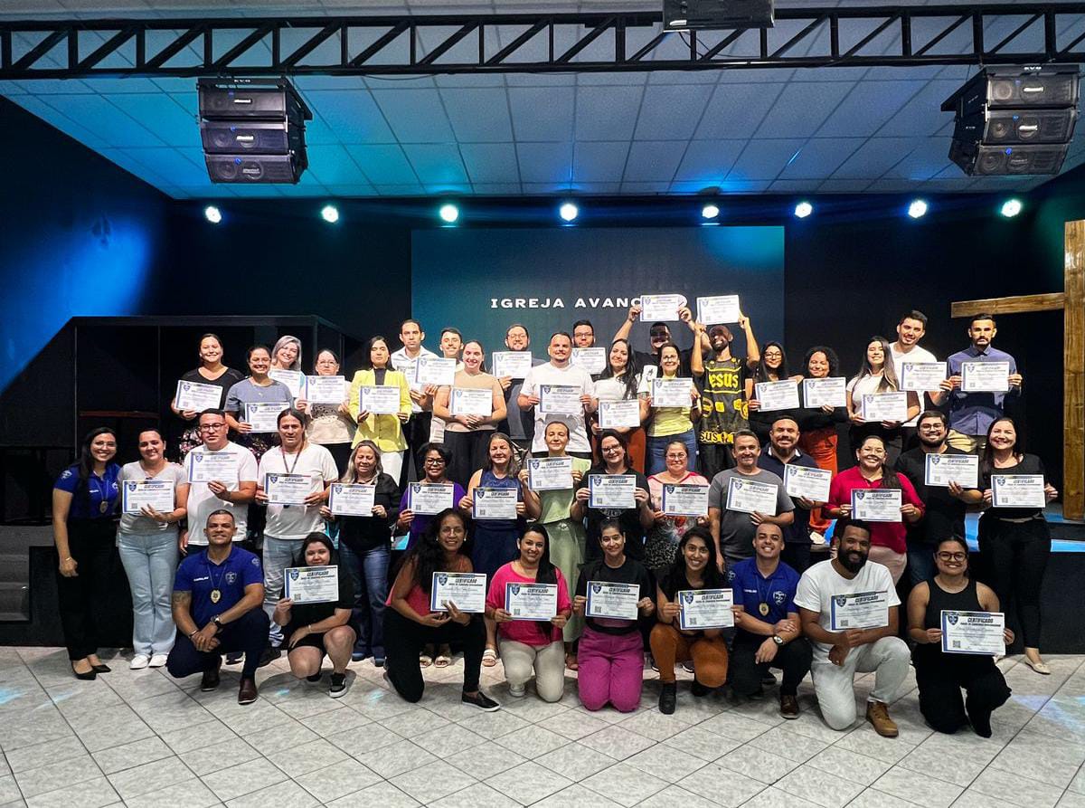 Formatura com certificados — Igreja Avanço