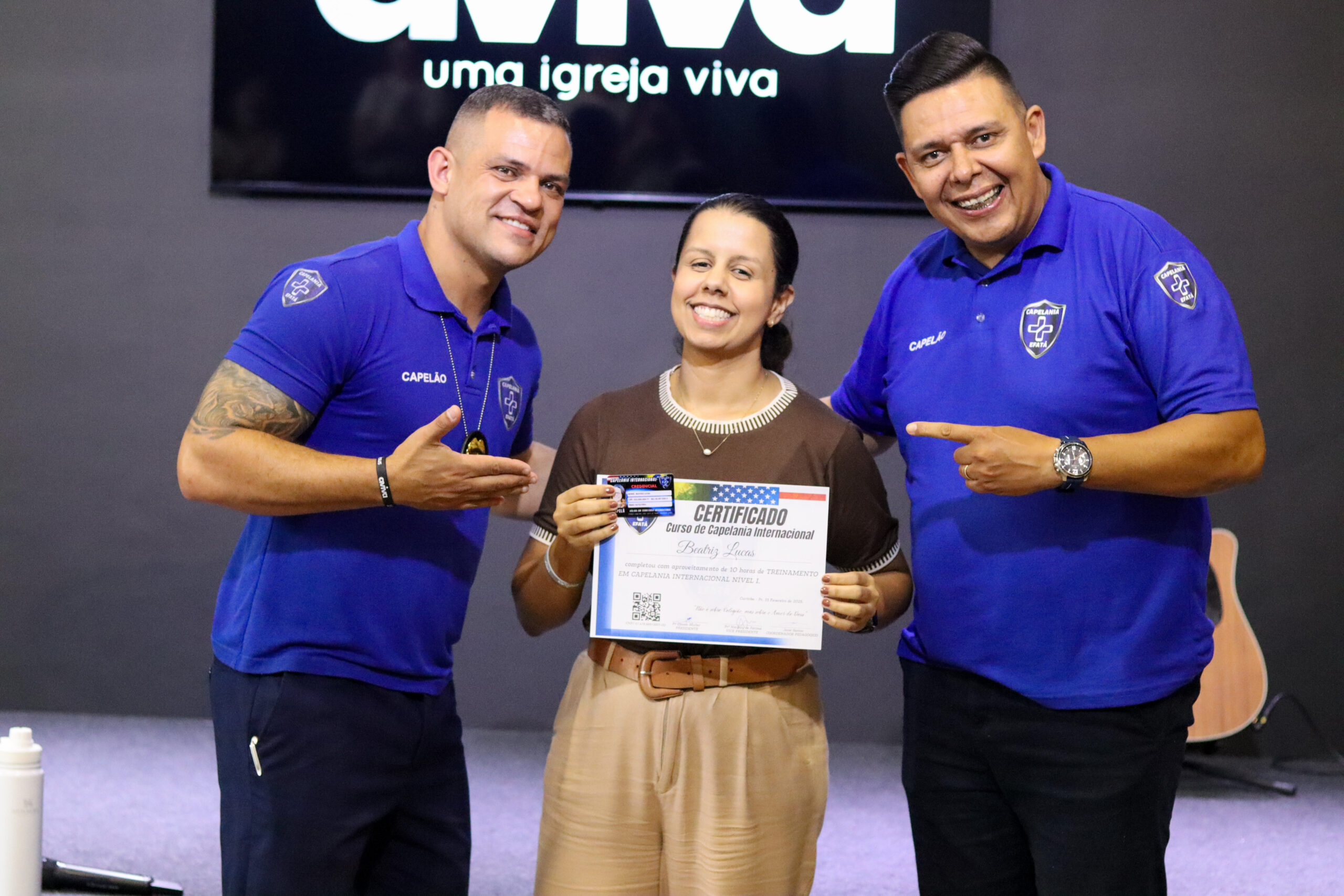 Aluna recebendo certificado