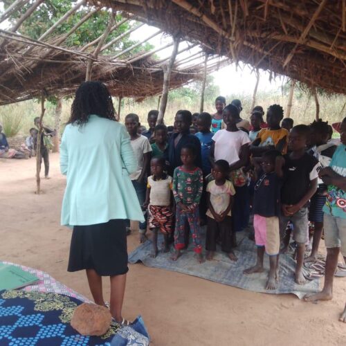 Pregação em comunidade rural — Moçambique