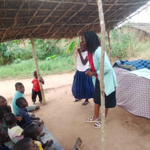 Missionária pregando em comunidade rural
