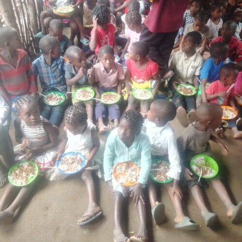 Crianças comendo em comunidade rural