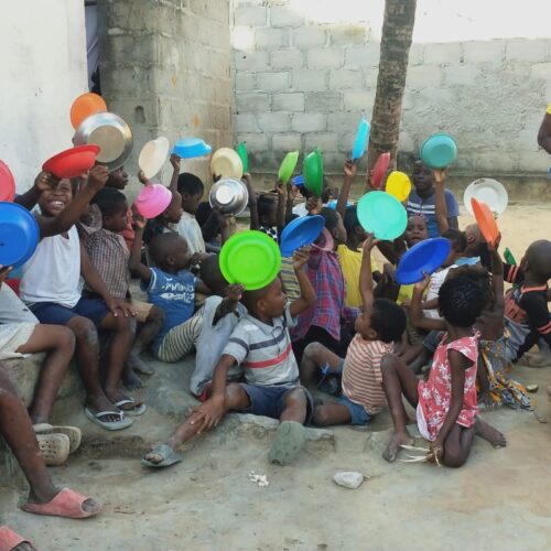 Crianças celebrando a refeição — Moçambique